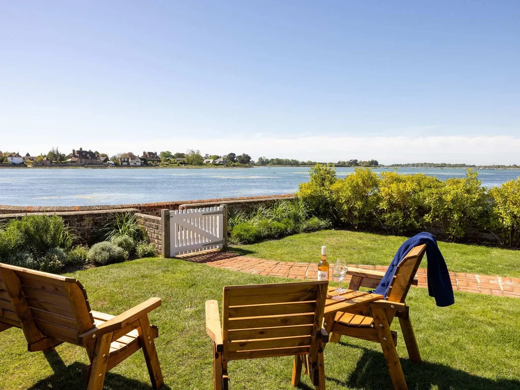 Bosham Getaway in Relaxed Seafront Luxury