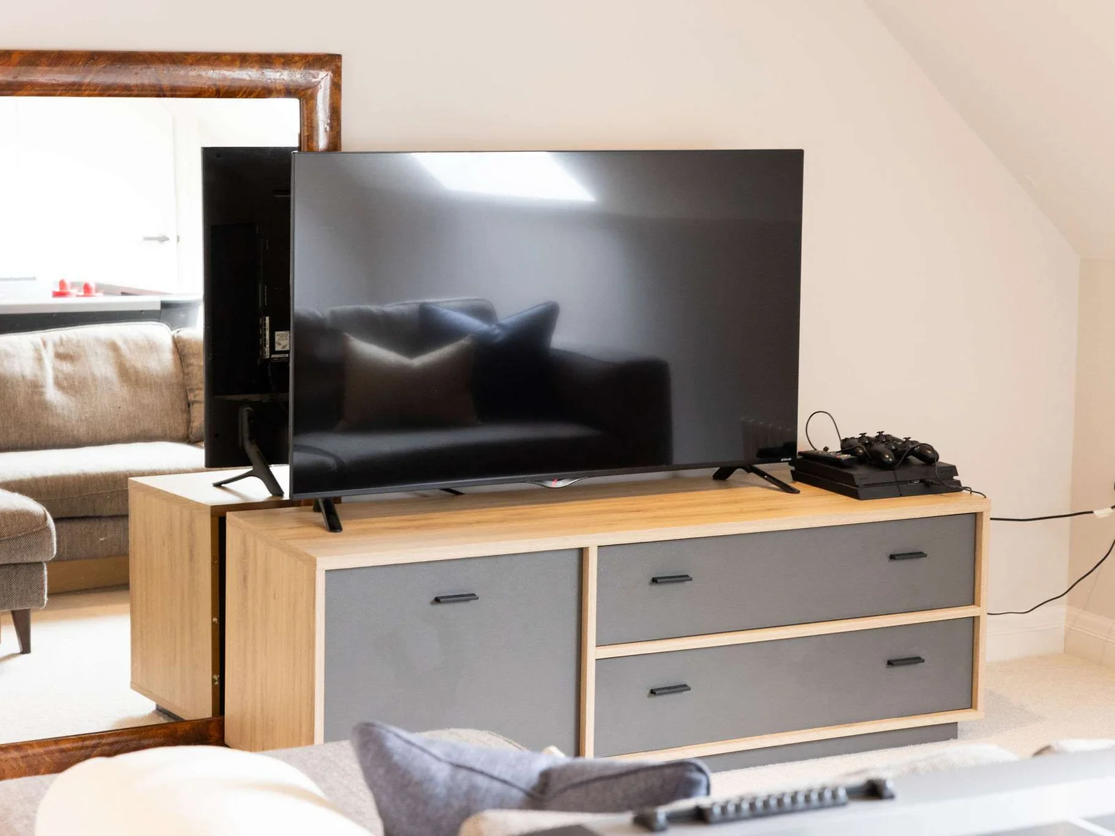 Smart TV with PS4 – perfect for movie nights or gaming