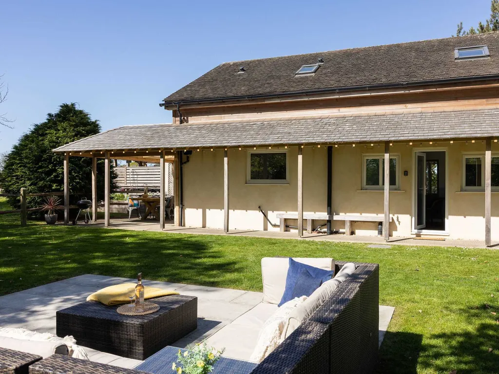 Modern 4-Bed Countryside Retreat with Garden