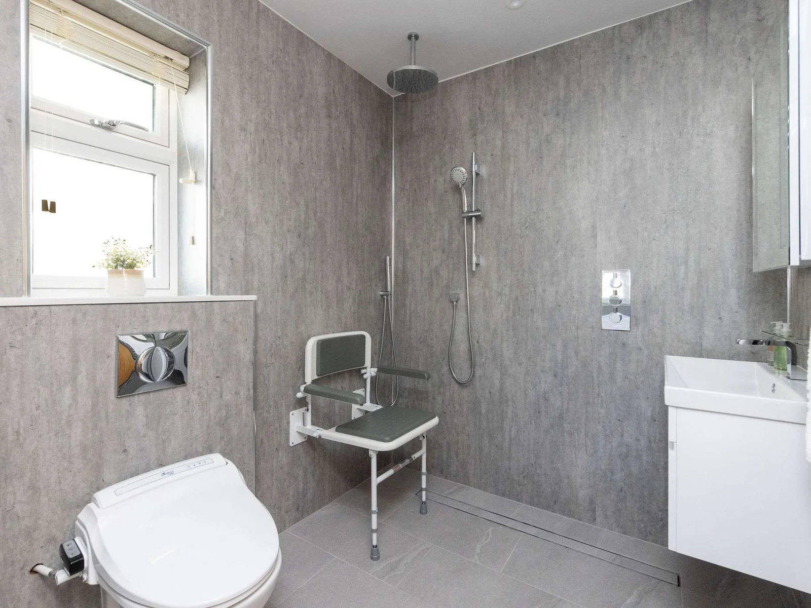 Well-appointed bungalow with contemporary bathrooms, offering comfort and convenience for all guests.