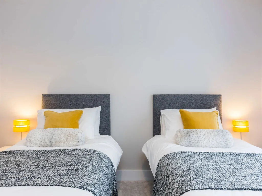 Stylish new home with parking – king beds, garden