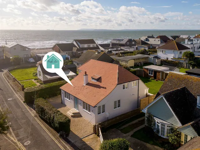 Mariners: Stylish Beachside Getaway with Sea Views