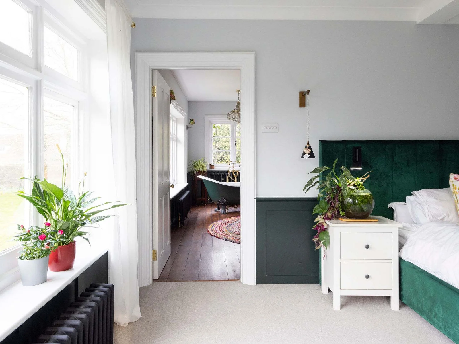 A spacious emperor bedroom with an amazing ensuite and bright windows