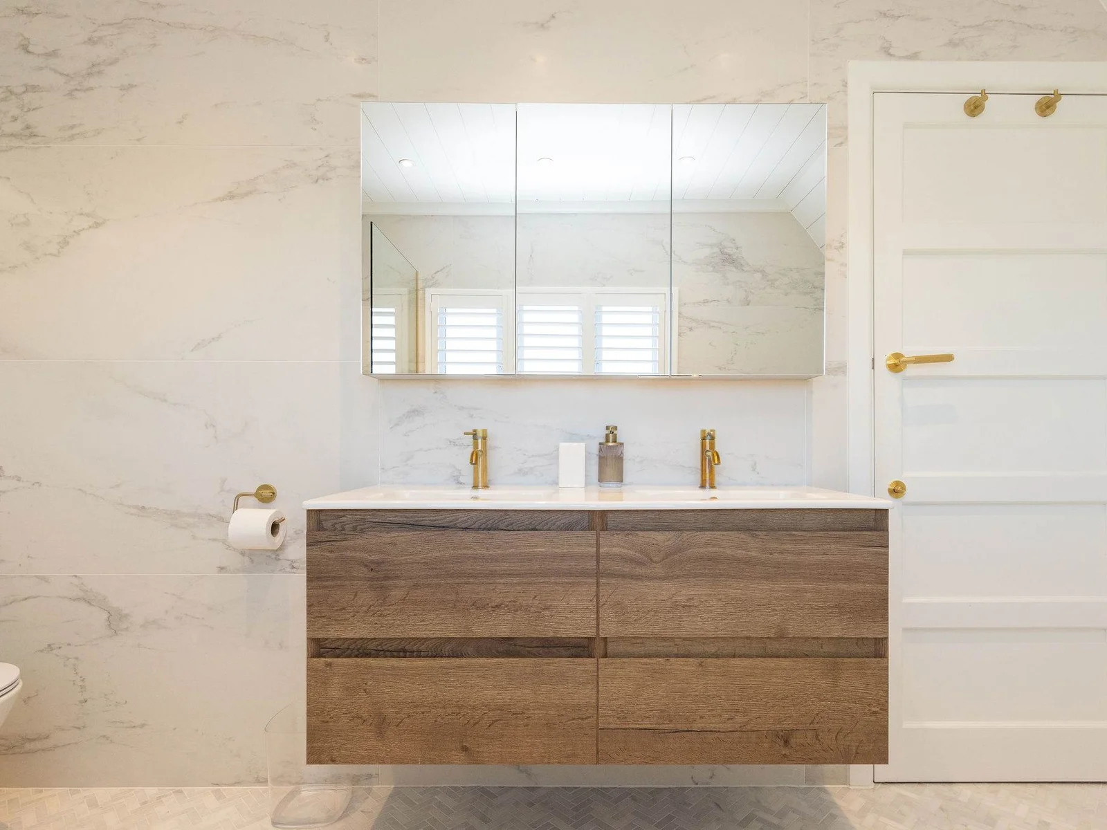 Modern double vanity with large mirror.