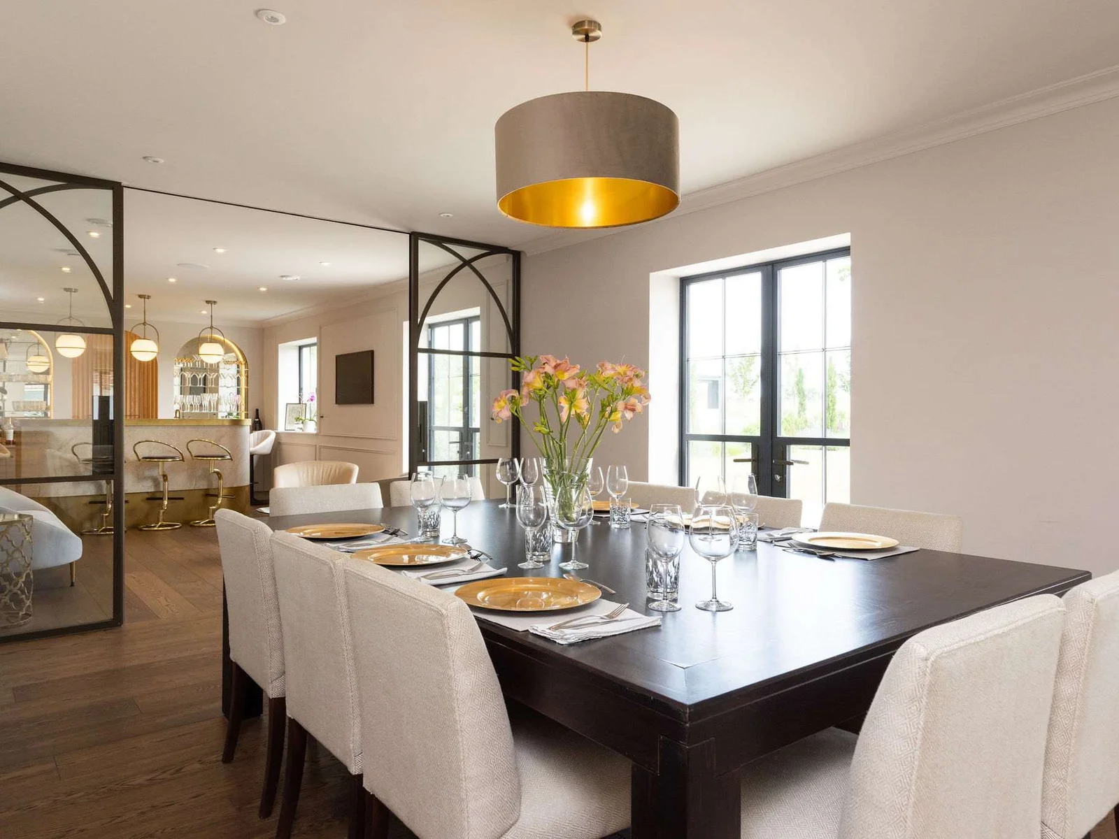 Sophisticated setting for long dinners and celebrations