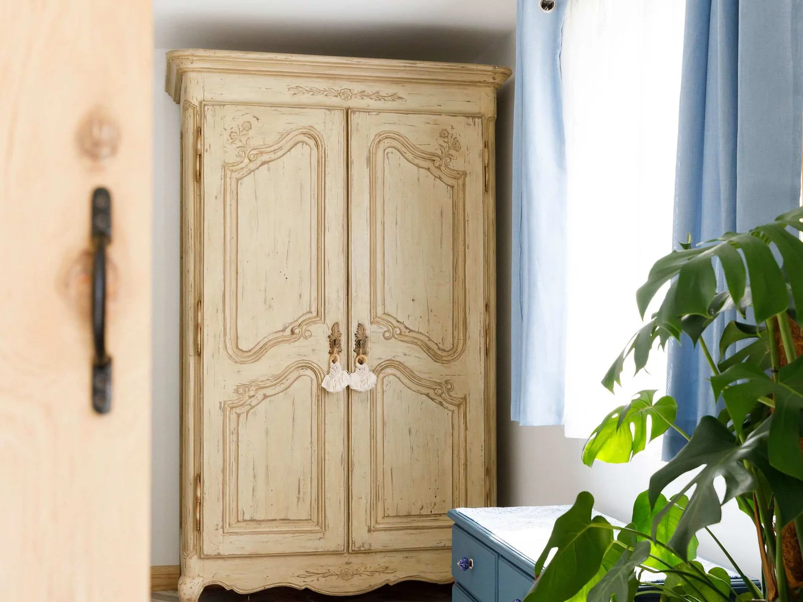 Step inside to discover a beautifully decorated and furnished cabin with stylish king bedroom