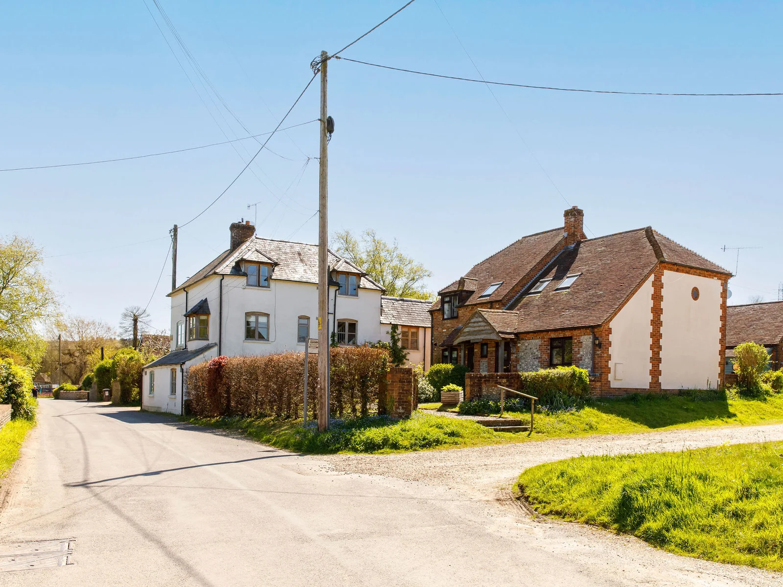 Experience the charm of East Dean in this lovely 2-bedroom cottage nestled in the South Downs National Park. Enjoy peaceful countryside views and tranquil surroundings.