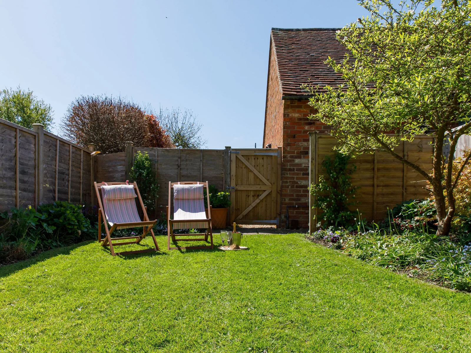 Unwind in the serene garden of our cottage, complete with comfortable deck chairs. Enjoy a sunny afternoon with a book or a refreshing drink in this private outdoor space.