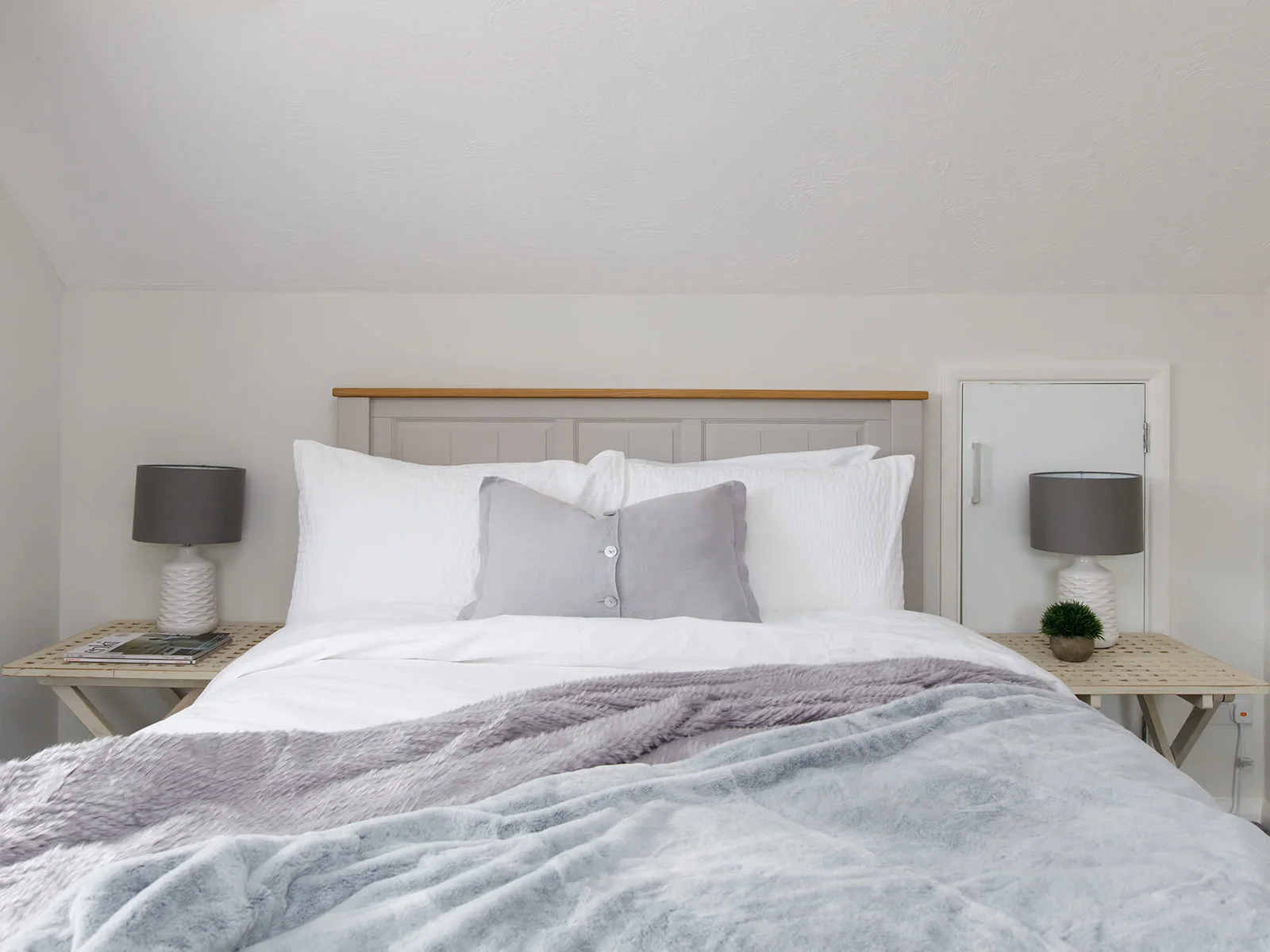 All rooms have bedside tables and reading lamps.