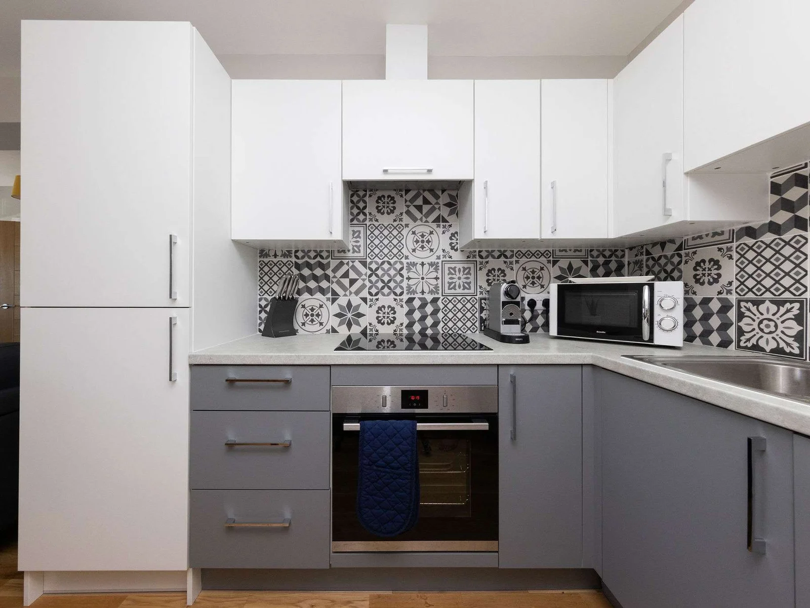 Bright contemporary kitchen with everything needed for relaxed family meals during your coastal getaway