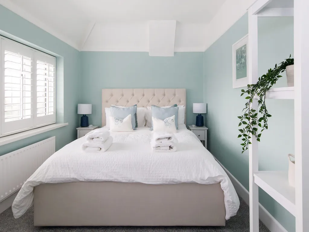 Bright & Modern 4 br House 100 metres from Beach!