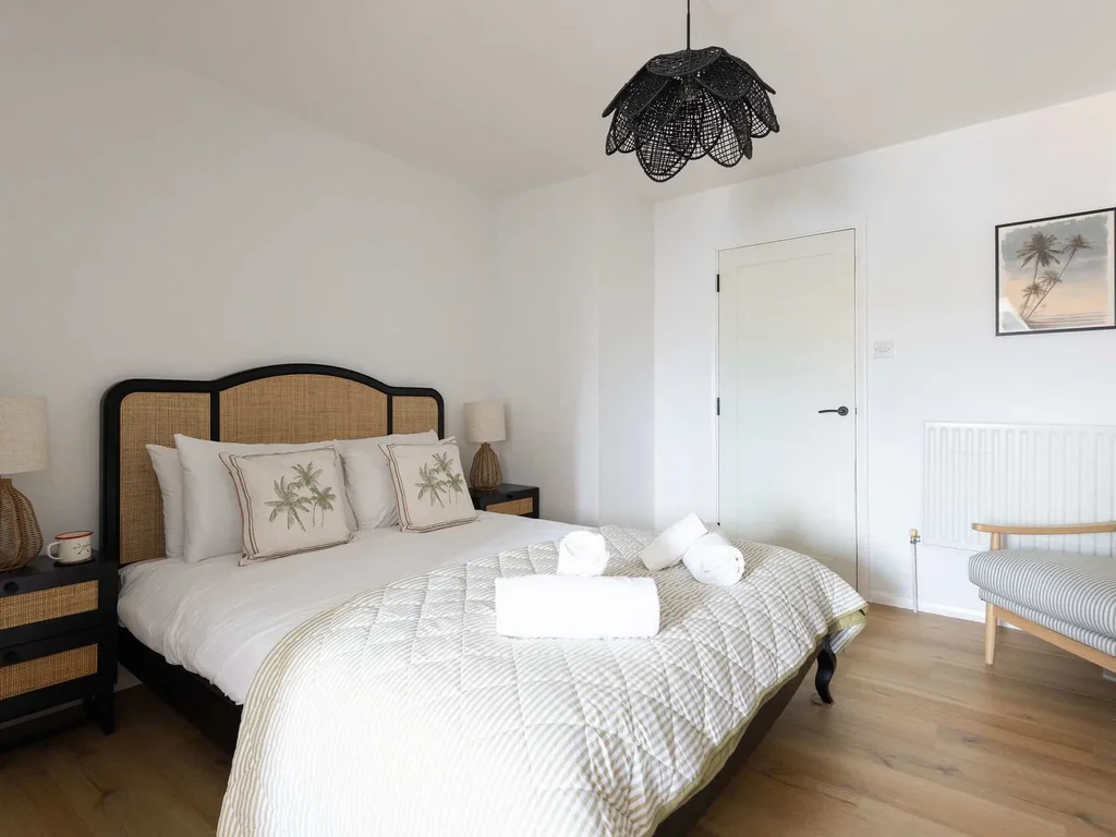 Stylish Beachside Apartment for 5 with Sea Views