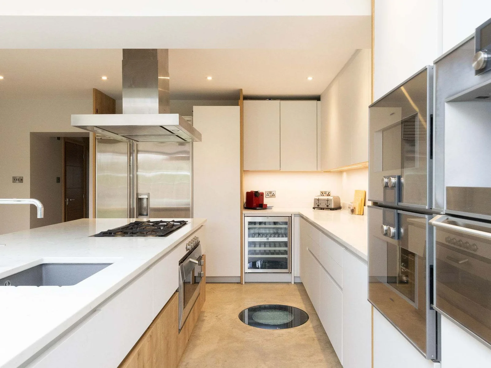 The generously sized kitchen comes fully equipped for a comfortable and convenient stay!