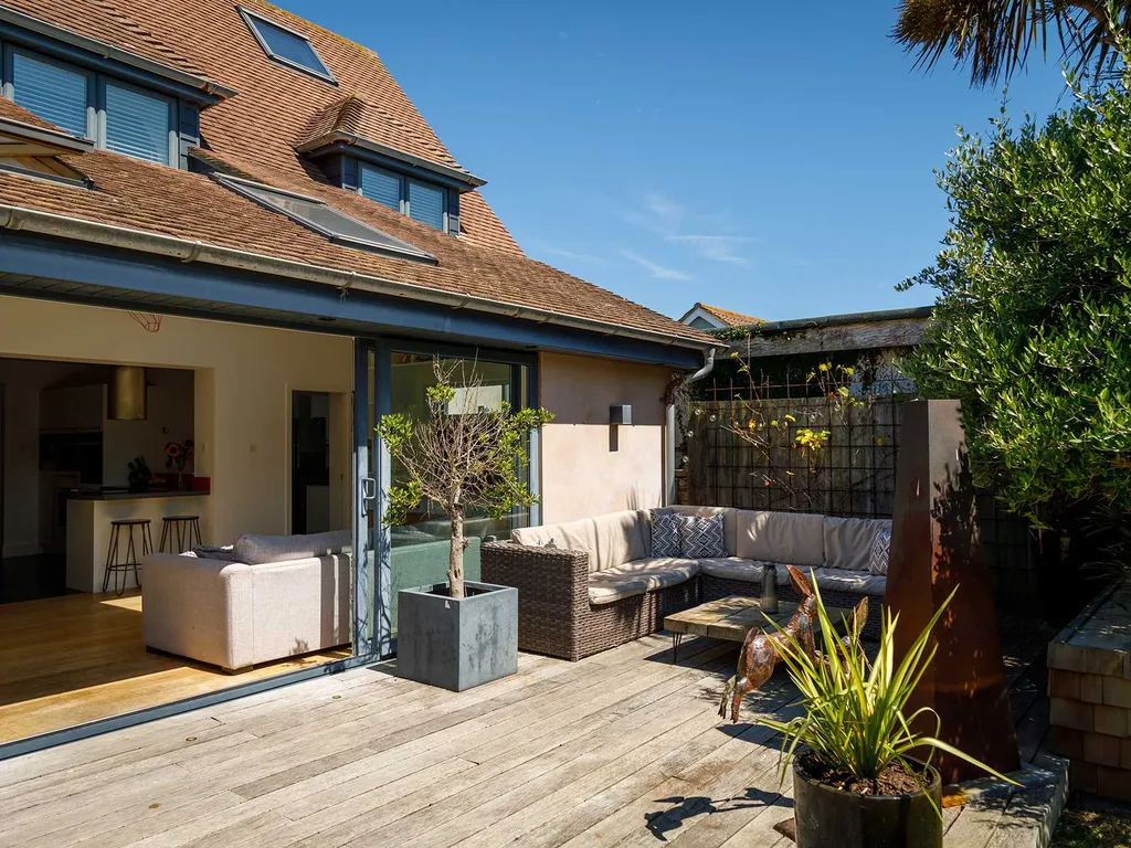 Gorgeous home for 12 – Walk to Beach – Sea View