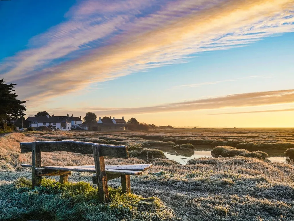 Country cottage in pretty village / quay views
