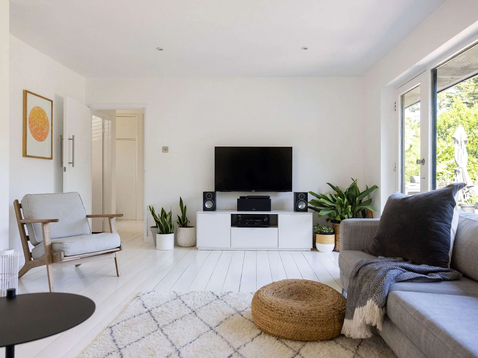 A calm, light-filled lounge for relaxed evenings in