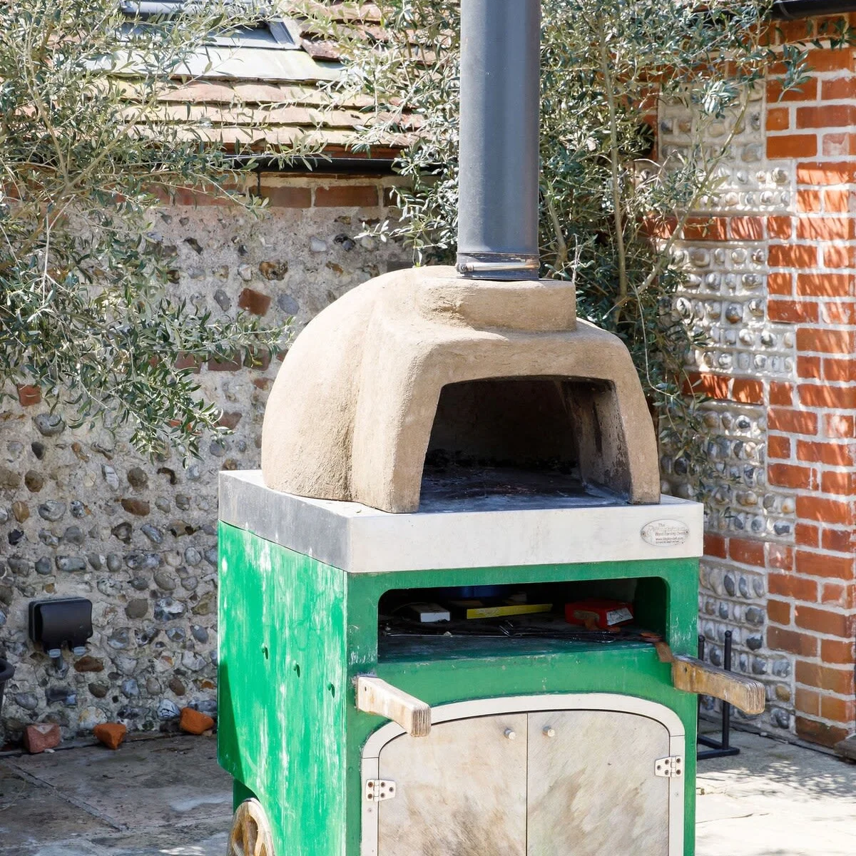 Get the whole family together in the evenings making pizzas. The children will love it!