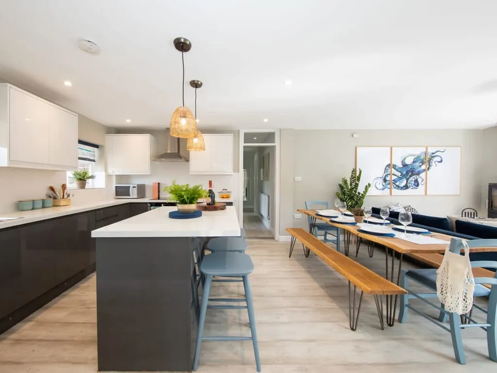 Pretty Coastal Annexe Close to Village and Quay