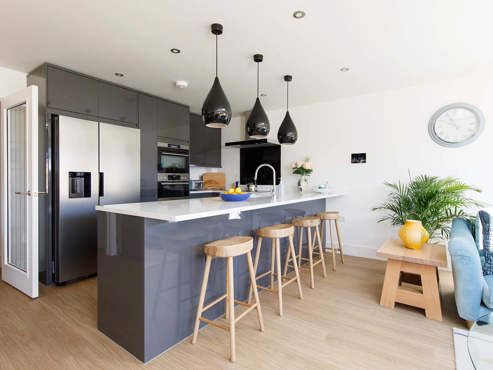 Breakfast bar w seating for 4