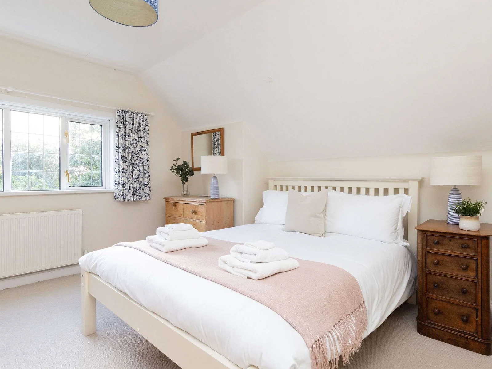 Calm, restful space with king size bed, get ready for a great night’s sleep