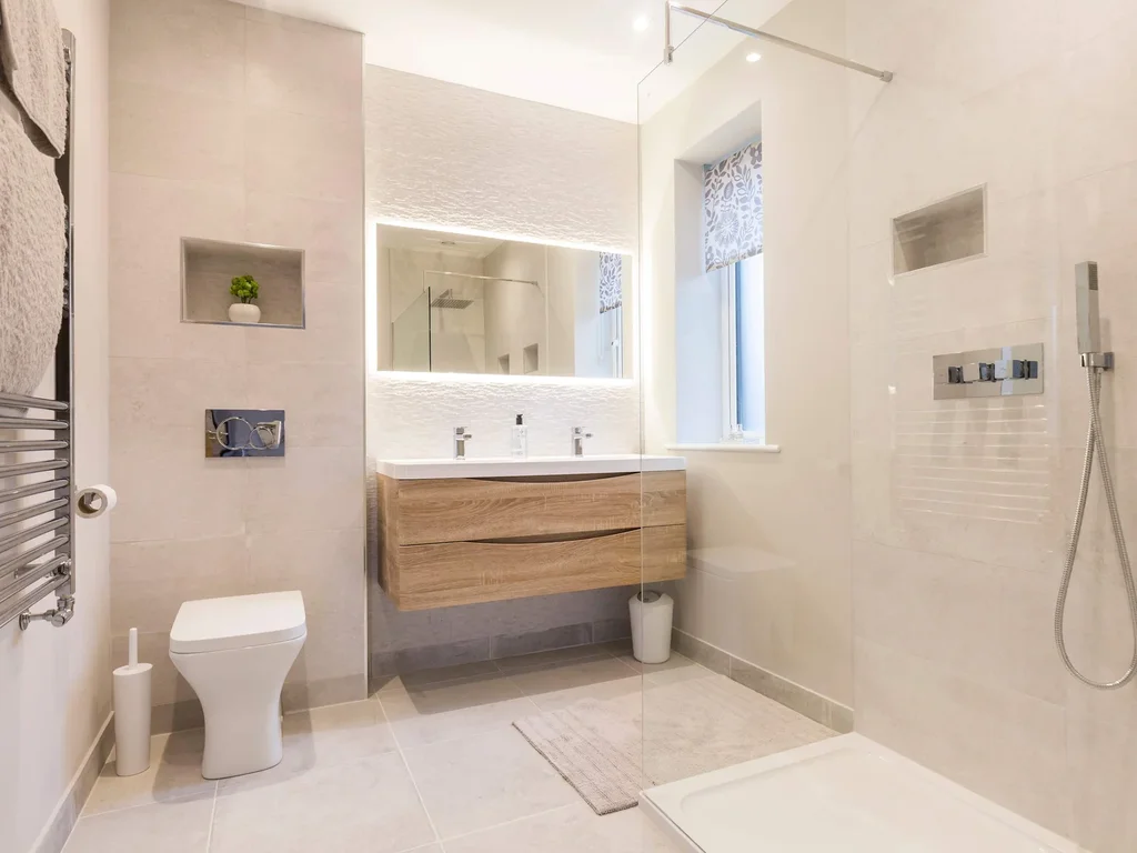 Stylish new home with parking – king beds, garden