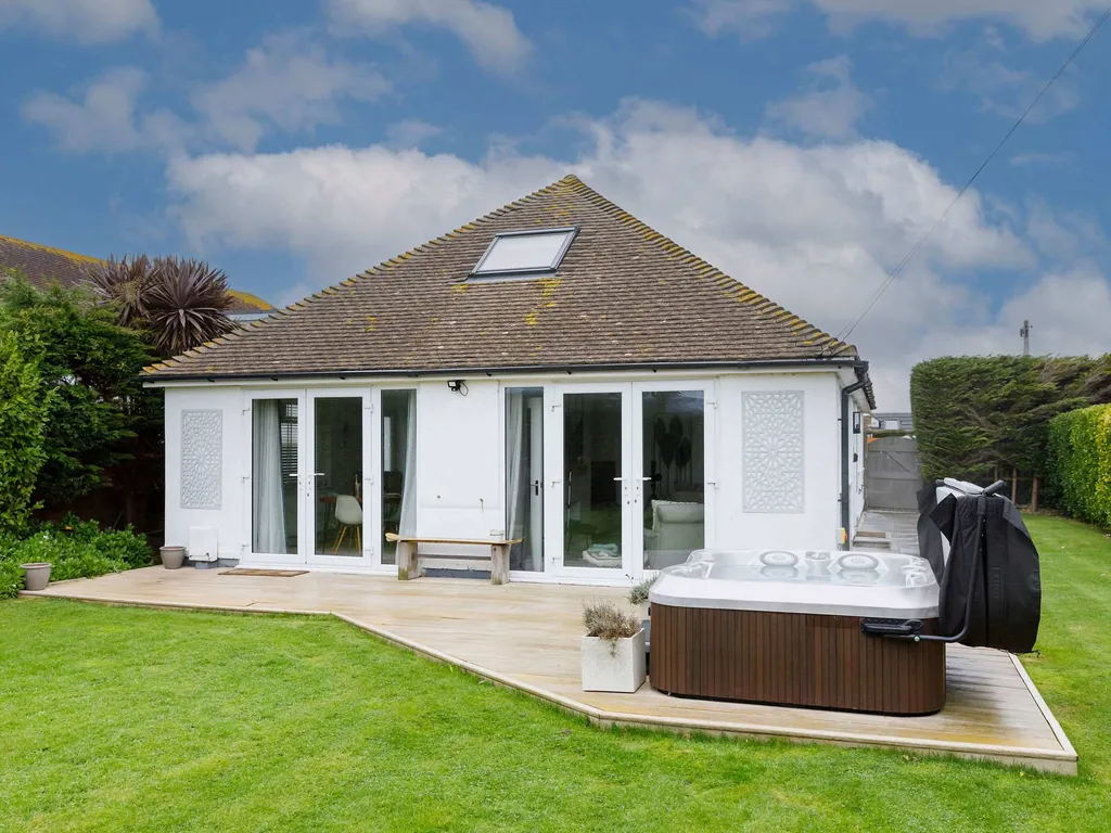 Beach house for 8 with hot tub & garden