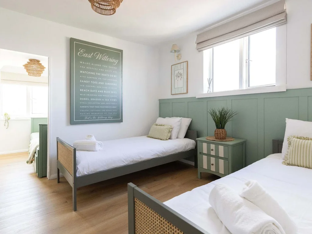 Stylish Beachside Apartment for 5 with Sea Views