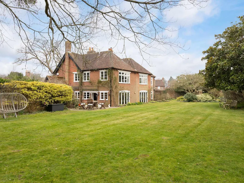 Country Retreat – Sleeps 14 – Large Garden