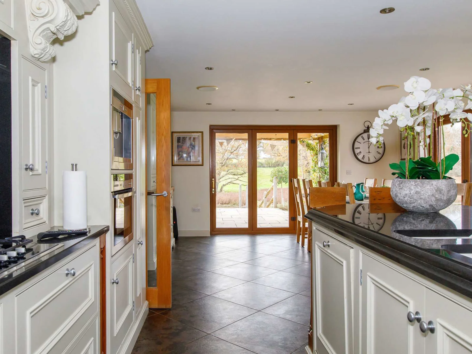 The fully equipped kitchen has everything you need to prepare drinks and meals for the whole family.
