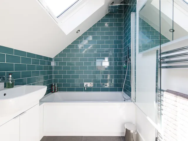 Luxury designer coastal home for 10 with hot tub