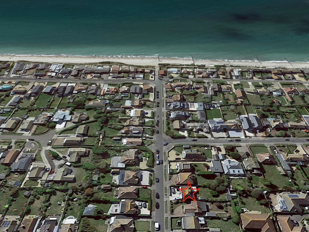 Bright & Modern 4 br House 100 metres from Beach!
