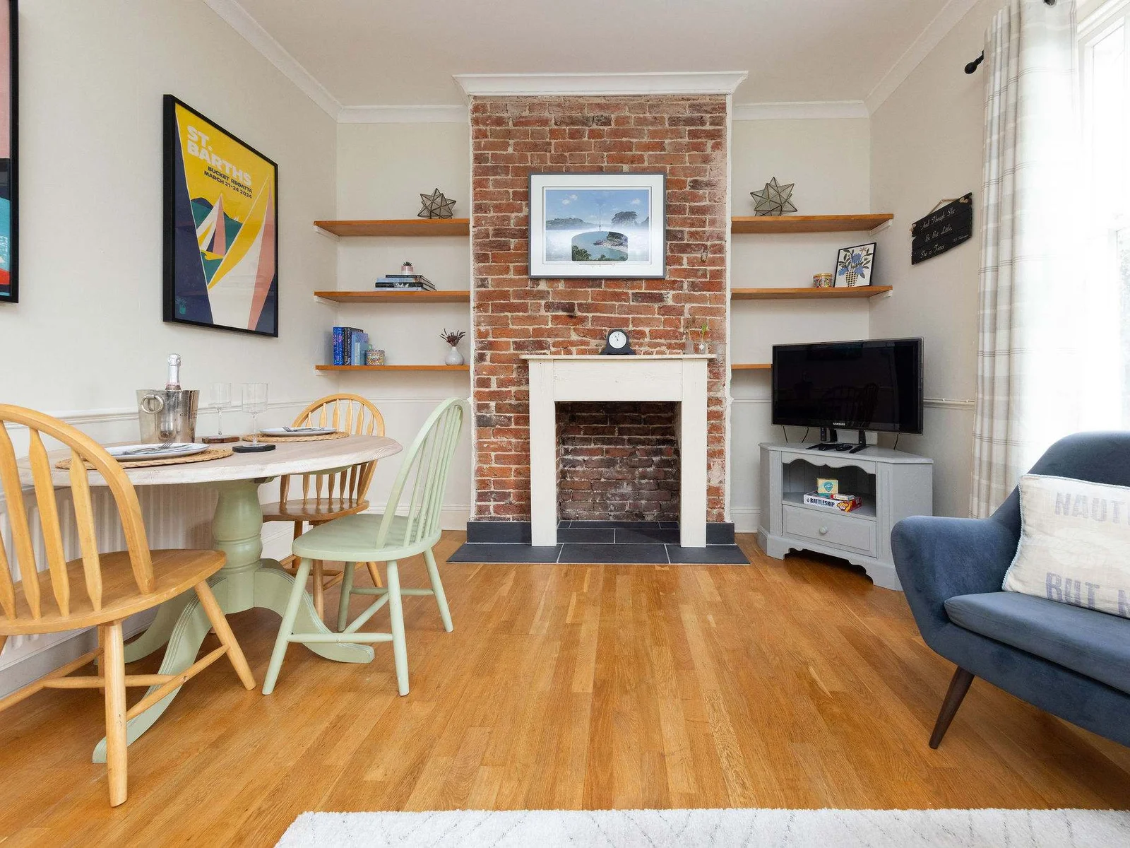 A light-filled sitting room with dining area, perfect for relaxed meals and cosy evenings,