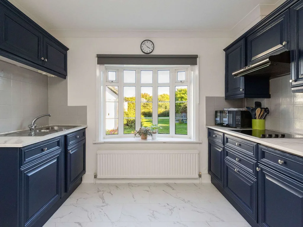 Charming 3-Bed Coastal Retreat for 6