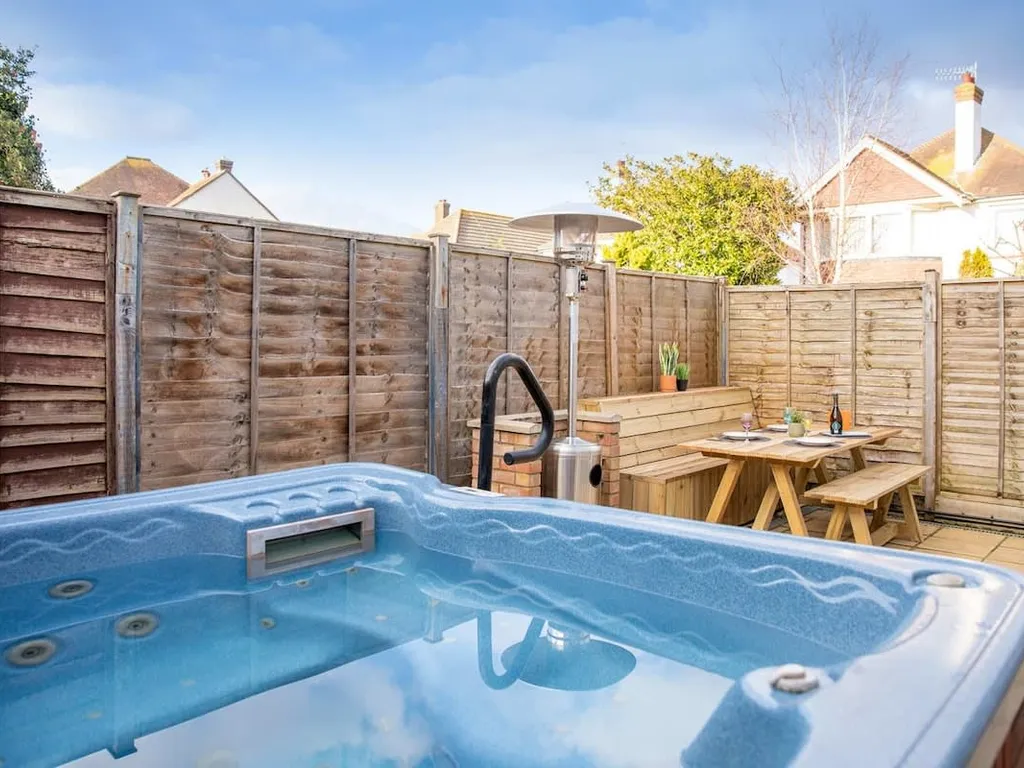 Spacious House for 10 with Hot Tub Nr Beach