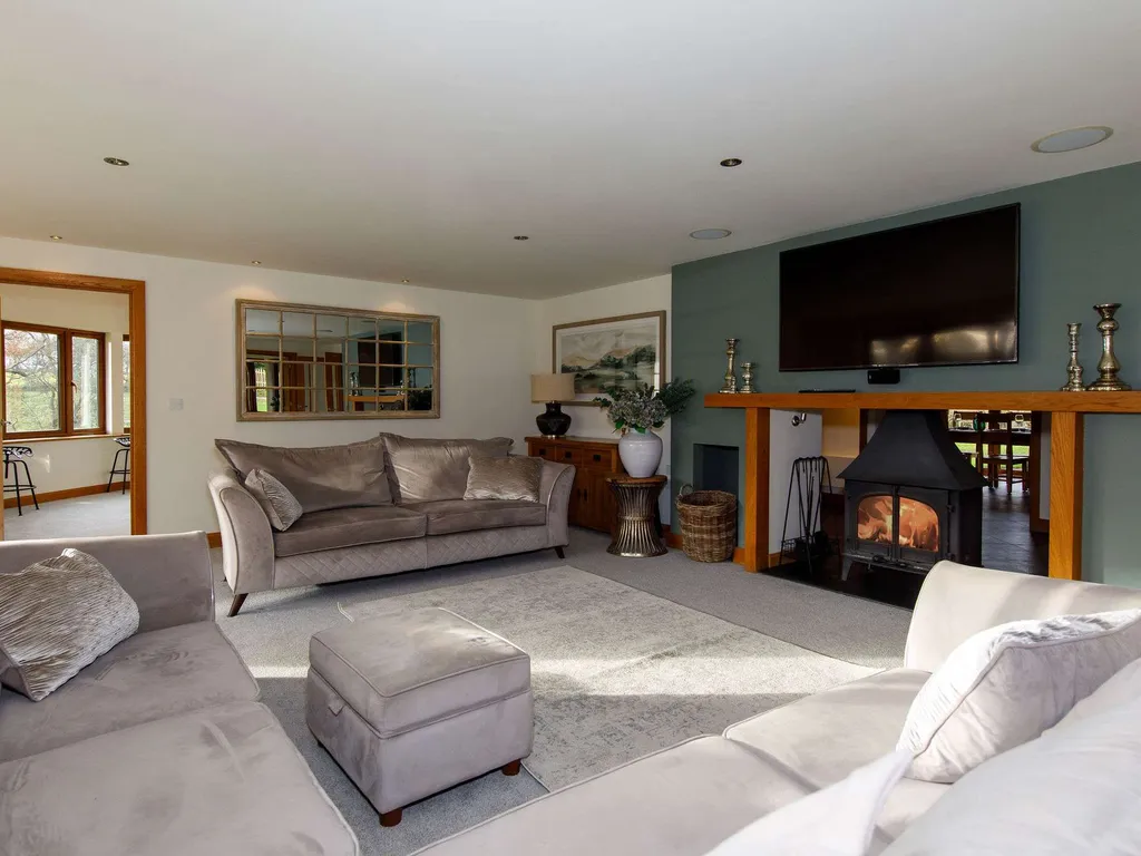 Serene Riverside: 6BR Luxury Retreat in Curdridge