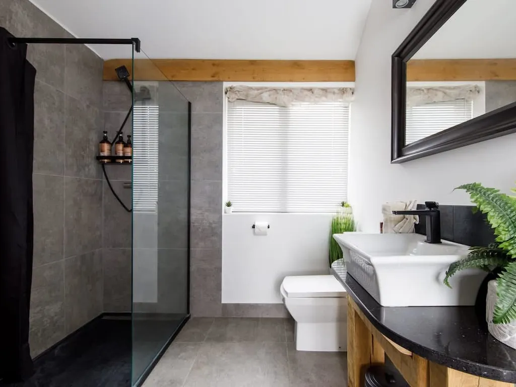 Rural Lodge Retreat with Hot Tub