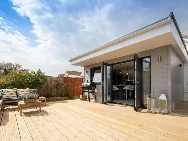 Seaside Serenity: 3-Bed, Deck & Garden, Near Shore