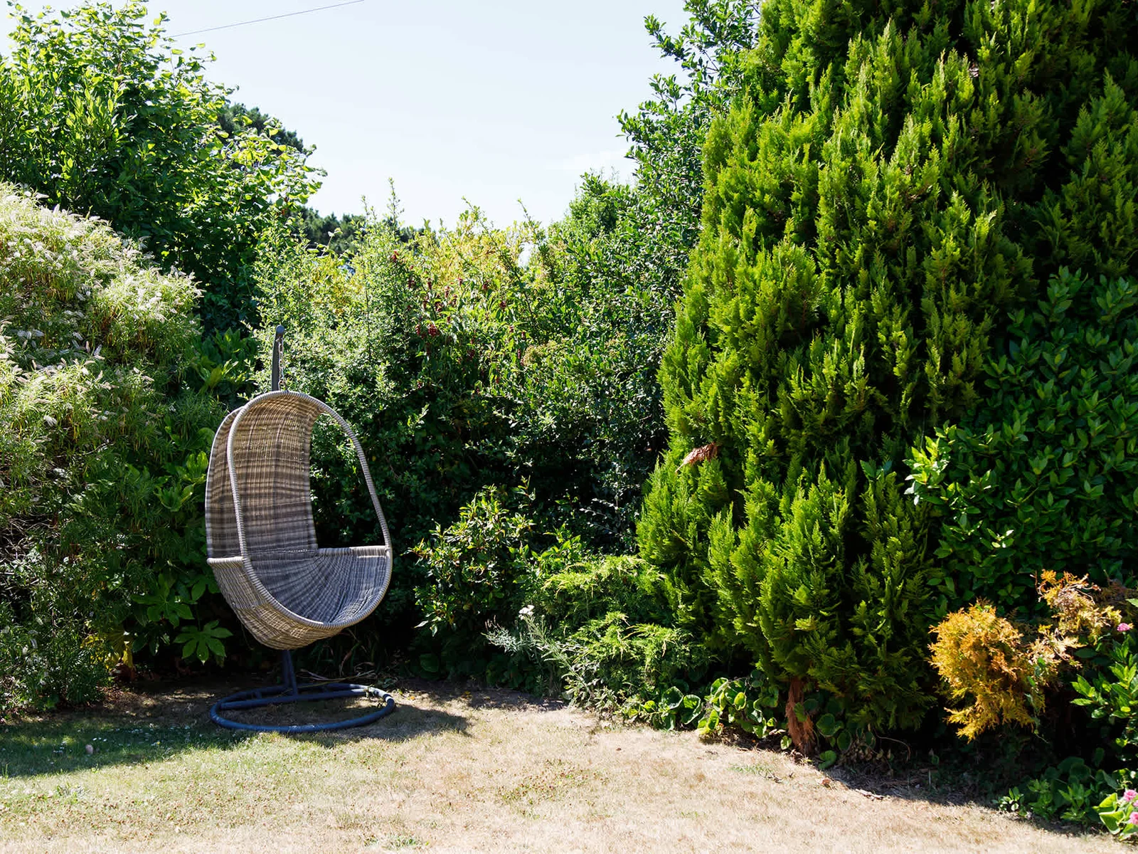 Hang out in the garden in this stylish egg swing seat. All you need is a good book or magazine!