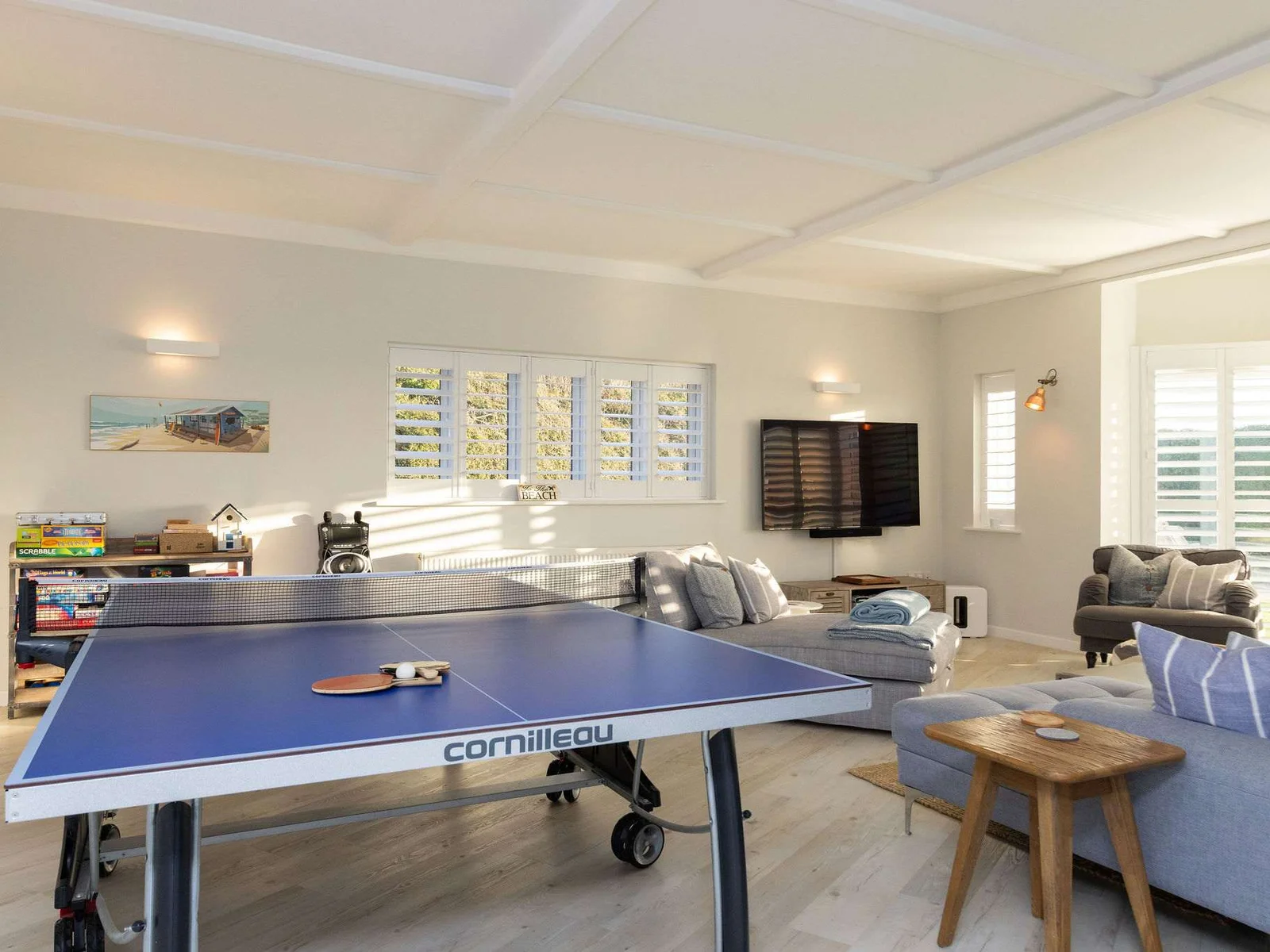 Large games room with table tennis & TV.