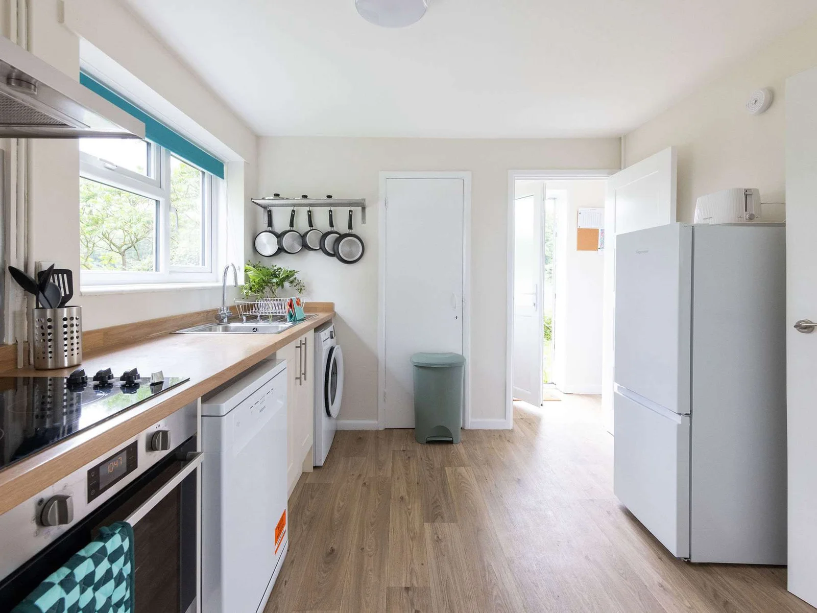 Induction hob, electric oven, dishwasher, washing machine and fridge/freezer....its like a home form home!