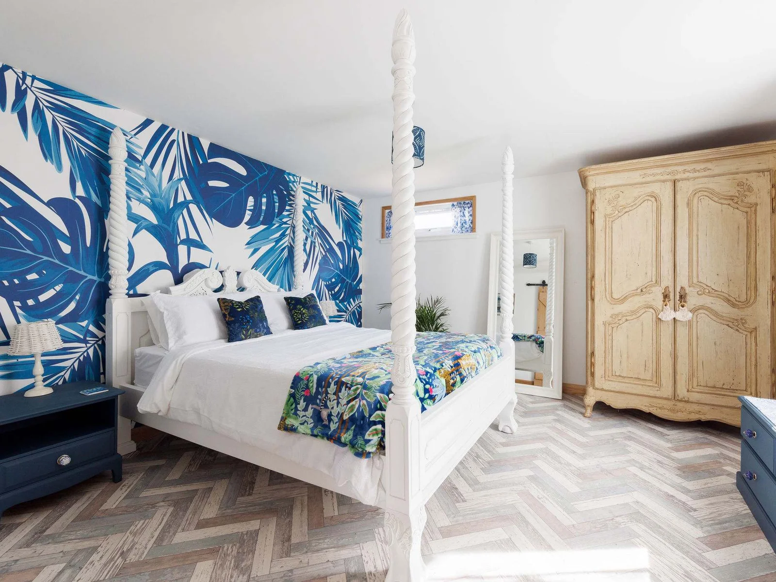 Welcome to our cosy and stylish one bedroom cabin in Birdham, West Sussex!