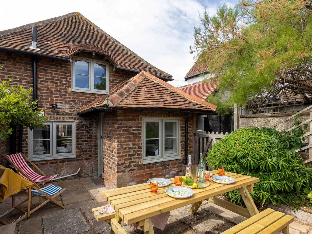 Cosy Character Cottage by the Sea