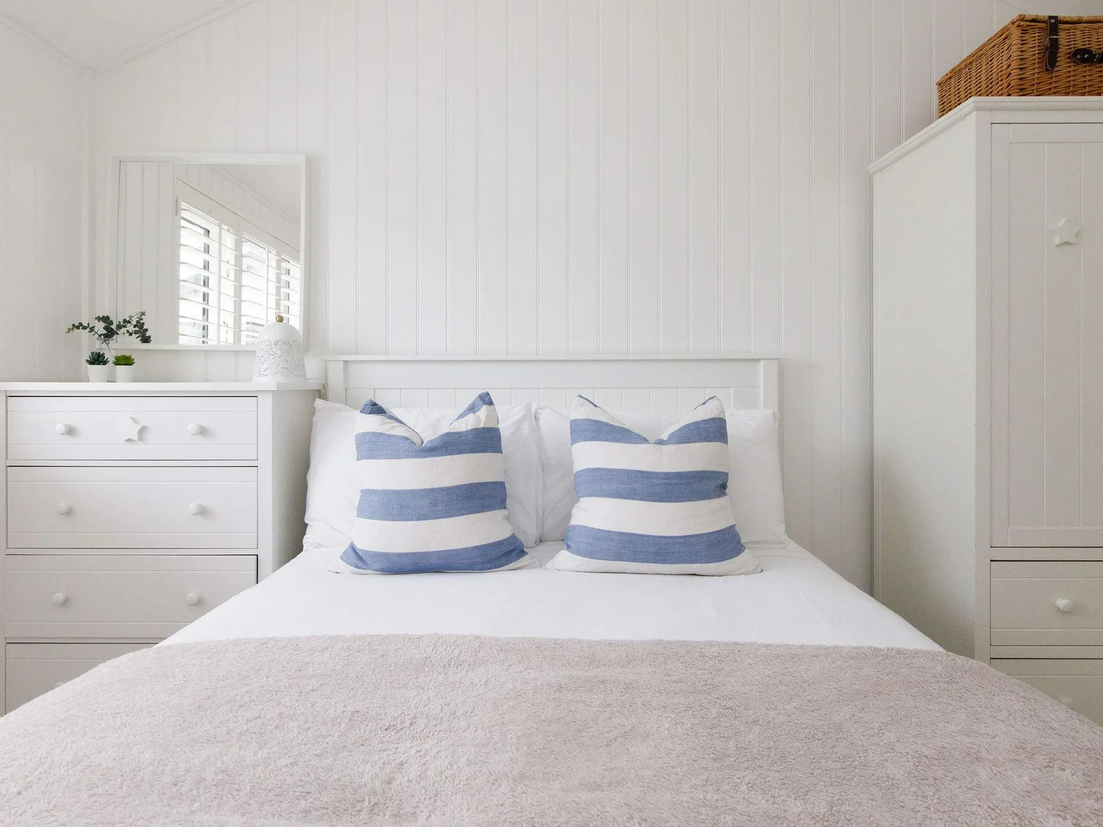 This bedroom has drawers and a wardrobe for your belongings.