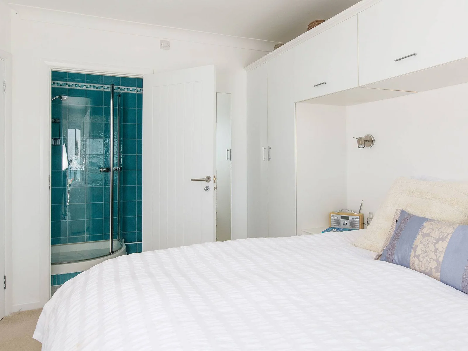 This king has an ensuite w shower.
