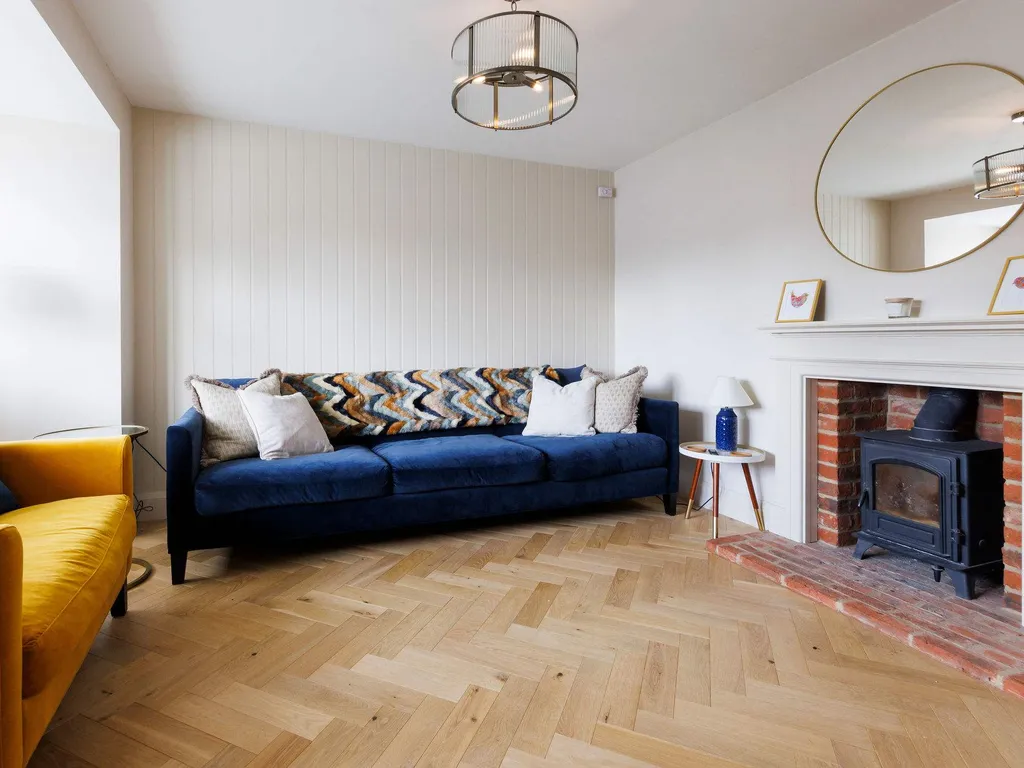 Chic 4-Bed Coastal Retreat in Heart of Bosham