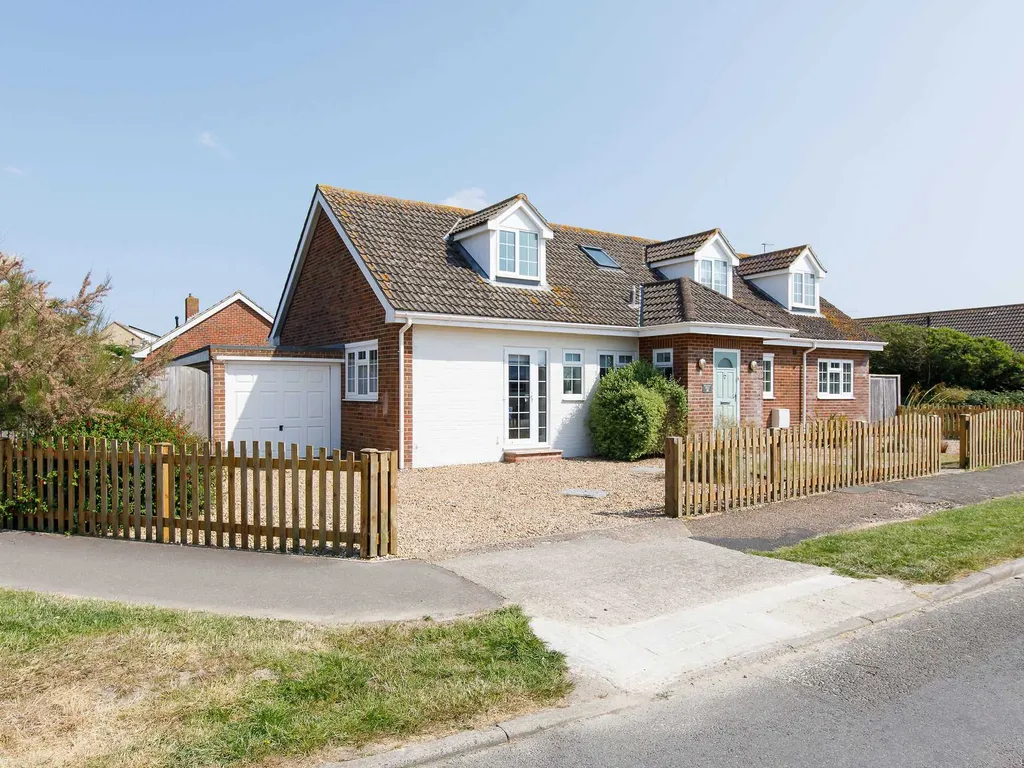 Beach house for 10 with hot tub & garden
