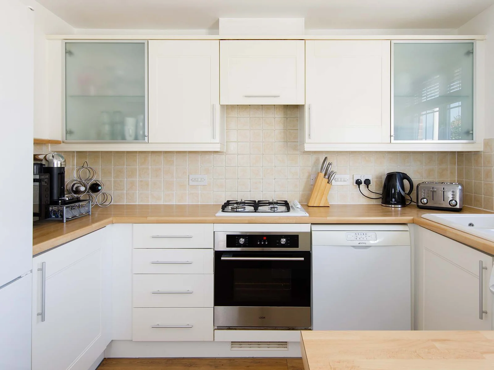 The fully-equipped kitchen has everything you need to prepare drinks, meals and picnics.
