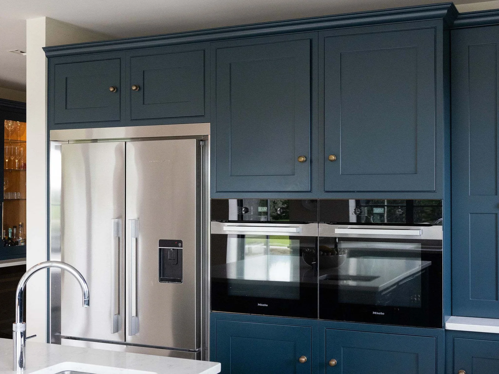 High-spec integrated appliances and sleek cabinetry make this kitchen perfect for effortless group cooking.