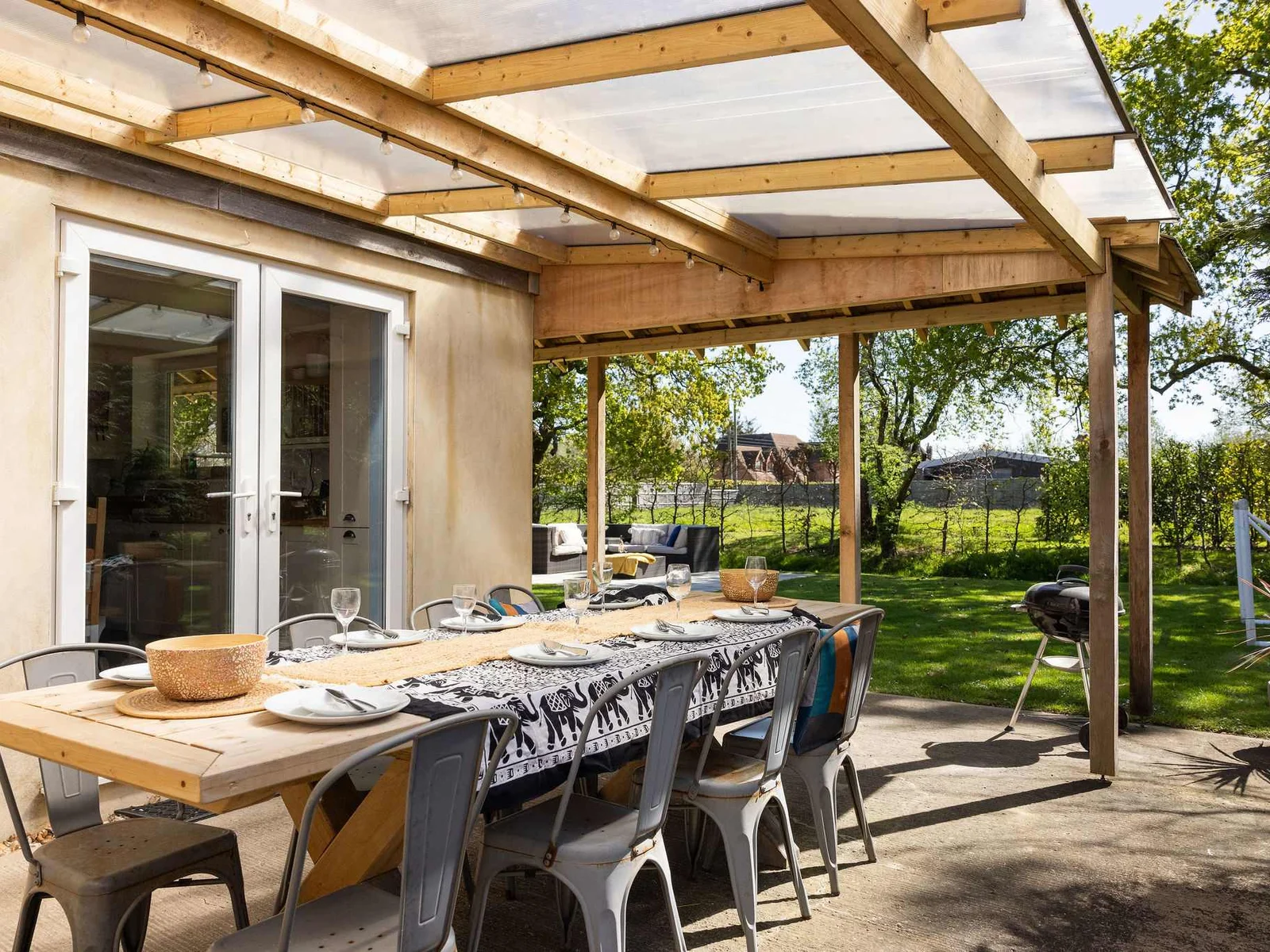 Create memorable nights, lighting the BBQ and dining with loved ones.