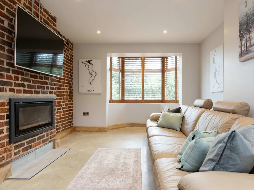 Spacious 4-Bed Near City & Sea